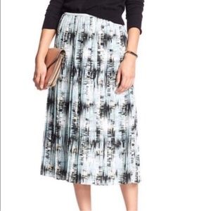 Banana Republic Factory Pleated Skirt NWT (Cover photo demonstrates length only)